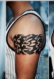 Patrún tattoo Totem ar an lámh mhór