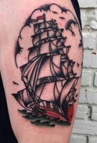 Jedrilica tetovaža slika dječak velika ruka na obojenoj slici broda tetovaža