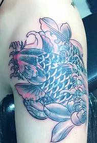 Foto de tatuaje de calamar blanco y negro de brazo grande personalidad clásica