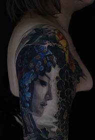 Tradicinė ir išskirtinė didelių rankų spalvų gėlių tatuiruotė tatuiruotė