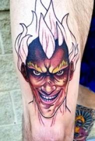 Coscia tatuata del ragazzo maschio della coscia sull'immagine colorata del tatuaggio del ritratto del carattere