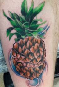 Húðflúr læri karlkyns drengur læri á litaðri húðflúrmynd af ananas