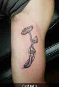 Tattoo ea semela, e motona, letsoho le leholo setšoantšong sa tattoo ea li-mushroom tse ntšo