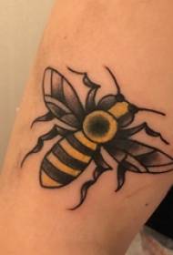 Bee tattoo patroon meisje grote arm op gekleurde bee tattoo foto