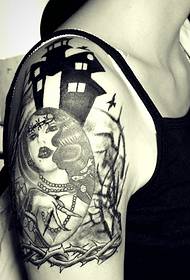 O brazo de dama ten un fermoso retrato de tatuaxes
