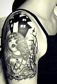 Der Arm der Dame hat ein wunderschönes Portrait Tattoo