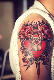 Braço grande, adaga deslumbrante, tatuagem de coração, tatuagem