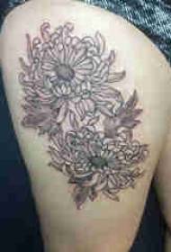 Coscia della ragazza del tatuaggio della pianta sull'immagine nera del tatuaggio del crisantemo