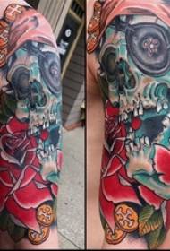 Illustrazione del tatuaggio del grande braccio grande braccio maschio sull'immagine colorata del tatuaggio del cranio