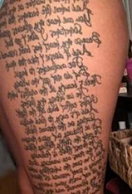 Cvetlične angleške tetovaže ženska stegna Cvetni angleški vzorec tatoo