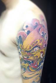 Veľké rameno klasickej farby, malé tetovanie vzorov