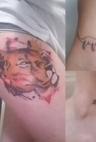 Coscia della tradizione del tatuaggio della coscia ragazza sull'immagine colorata del tatuaggio della tigre