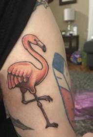 Baile zviera tetovanie dievča farebné plameniaky tetovanie obrázok na stehne
