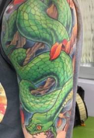 Tatuaż dwuramienny, okrutny obraz węża na męskim ramieniu