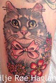 Šlaunų iliustracijos stiliaus spalvotas juokingų kačių ir gėlių tatuiruotės modelis