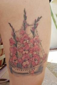 Šlaunies tatuiruotės figūra merginos šlaunies gėlių ir buriavimo tatuiruotės paveikslėlyje
