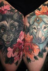 Cuisse couleur méchant loup avec joli motif de tatouage de fleur de loup