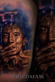 Невероятен цвят татуировка за пушене на старец на крака