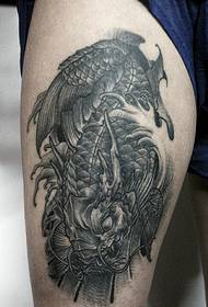 Le immagini in bianco e nero del tatuaggio del calamaro sulle cosce sono particolarmente abbaglianti