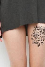 Paprastas juodos linijos gėlių šlaunų tatuiruotės modelis
