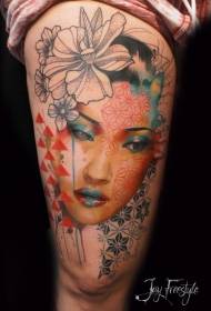 Portrait de femme de style japonais cuisse avec motif de tatouage de fleur