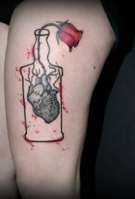 Benfargevase med tatoveringsmønster i hjerteblomster