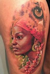 Foto di gamba come tatuaggio colorato ritratto di donna tribù grande