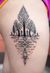 Tatouage arbre noir cuisse avec motif de tatouage ornements géométriques tatouage