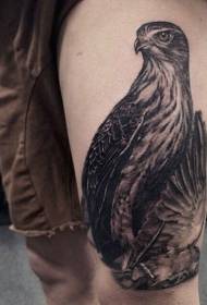 Hoher schöner schwarzer Adler mit Federtätowierungsmuster