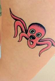 Школьница на бедрах нарисовала абстрактные линии мультяшного зверька осьминога с татуировкой картинки