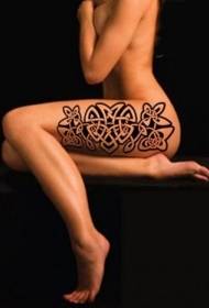 Keltský uzol s tetovaním na stehne