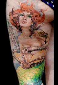 Tatoo nzuri la redhead mermaid kwenye rangi ya mguu