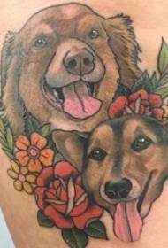 Le cosce dei ragazzi hanno dipinto semplici linee di fiori di piante e immagini di tatuaggi di piccoli animali