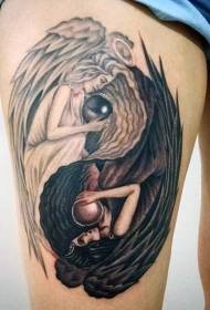 Stehenní černý anděl a den vytvářejí tetovací vzor