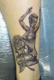 Femme de zombie effrayant noir et blanc avec motif de tatouage jambe rose