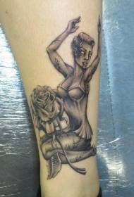 Raccapricciante donna zombi in bianco e nero con motivo tatuaggio gamba rosa