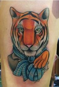 Tigrul coapsei poartă model de tatuaj costum