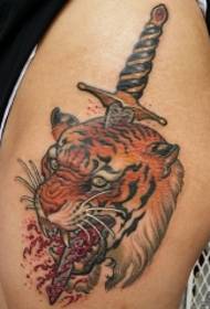 Modello tradizionale di tatuaggio di pugnale tigre insanguinata sulla coscia