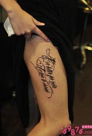 Foto di tatuaggio coscia inglese corpo creativo fiore