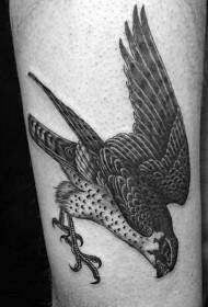 Patrón de tatuaje de muslo de águila voladora de estilo tradicional indio negro