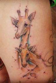 Sakit nga sexy sa European ug American splash tinta gamay nga lab-as nga sumbanan sa tattoo sa giraffe