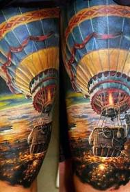 Modello di tatuaggio di coscia ad aria calda volante ornato alto dipinto