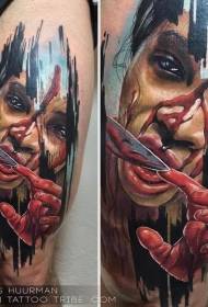 Tatuaggio di donna sanguinante inquietante in stile horror di colore delle gambe