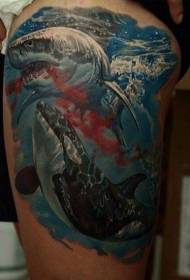 Coscia realistico squalo spaventoso e modello di tatuaggio balena