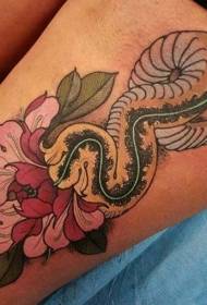 Zimska boja zmije i cvjetni uzorak tetovaža