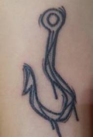 大腿纹身图女 女生大腿上黑色的鱼钩纹身图片