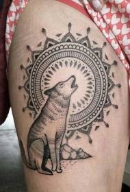 Бедро великолепный черный одинокий волк с татуировкой племенной луна