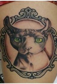 На стегнах школярки намальовані градієнти прості абстрактні лінії малюнків татуювання маленької тварини кота