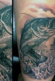 大腿非常逼真的黑灰色大魚，有燈塔的紋身圖案