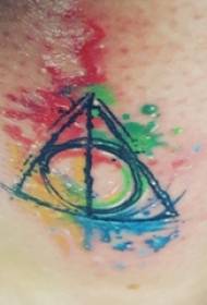 Eilimintí geoiméadracha tattoos pictiúir tattoo geoiméadracha daite ar thigh na bhfear